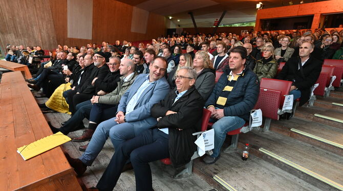 Lehrabschlussfeier Kreishandwerkerschaft Voller Respekt und Lob gratulieren Kreishandwerksmeister Steffen Mohl (erste Reihe, Zweiter von rechts) sowie Geschäftsführer Ew