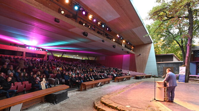 Lehrabschlussfeier Kreishandwerkerschaft Große Bühne und viel Publikum bei der Lehrabschlussfeier der Kreishandwerkerschaft.