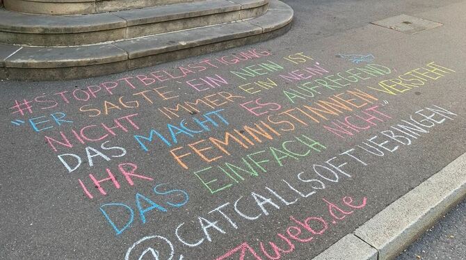 Angekreidet auf einer Straße in Tübingen steht die Erfahrung einer unbekannten Frau, die sich an den Verein »CatcallsofTübingen«