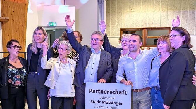 Jumelage St. Julien-en-Genevois Ein Hoch auf 35 Jahre Jumelage: Gastgeschenk des Mössinger OB Michael Bulander: Ein vom Talheimer Künstler Manfred Zukunft neu