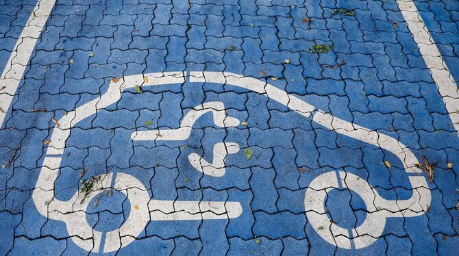 Elektromobilität – Parkplatz an Schnellladesäule Elektromobilität – Parkplatz an Schnellladesäule