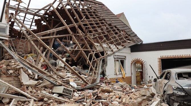 Zwei Verletzte bei Gebäudeeinsturz nach Explosion