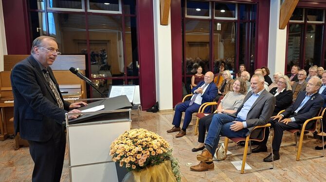 Stadtarchivar Rolf Bidlingmaier hält im Großen Sitzungssaal des Rathauses vor gut 100 geladenen Gästen den Festvortrag anlässlic