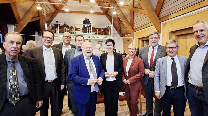 Beim Festakt zu »950 Jahre Metzingen« stehen: (von links) Stadtarchivar Rolf Bidlingmaier, Regierungspräsident Klaus Tappeser, M