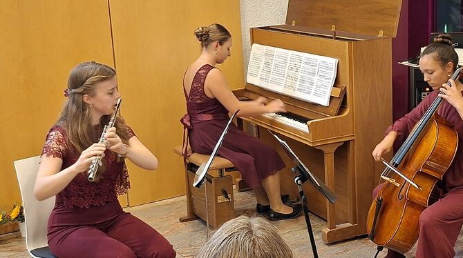 Mal ruhig fließend, mal stürmisch drängend - wie die Stadtgeschichte: Lina Hermann (Flöte), Jana Fitler (Klavier) und Lilou Greg