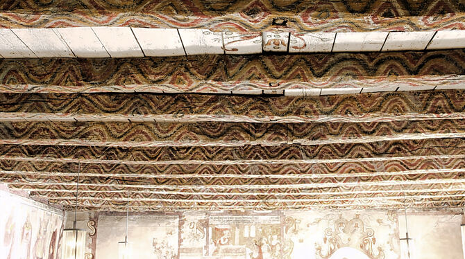 Reich verzierte Decke der Sondelfinger Stephanus-Kirche. Üppig mit Wellenlinien verziert ist die Kirchendecke.