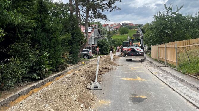 Bauarbeiter haben die Straße in Rübgarten aufgegraben und verlegen dort Kabel für Glasfaser. Allerdings sind sie im Auftrag der