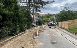 Bauarbeiter haben die Straße in Rübgarten aufgegraben und verlegen dort Kabel für Glasfaser. Allerdings sind sie im Auftrag der