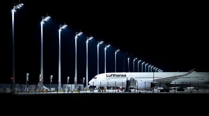 Ein Flugzeug der Lufthansa steht am Flughafen München