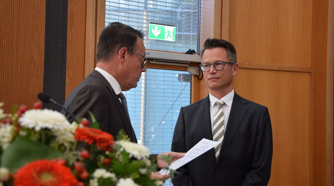 Regierungspräsident Klaus Tappeser (links) vereidigte den neuen Tübinger Landrat Henrik Bednarz.