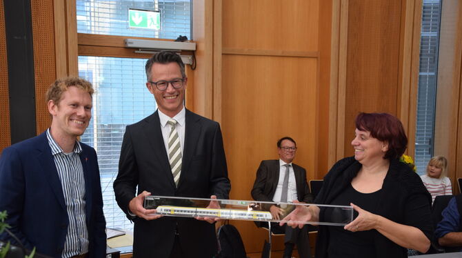 Simon Baur und Ruth Setzler (Grüne) schenkten dem frisch gebackenen Landrat ein Modell der Regionalstadtbahn.