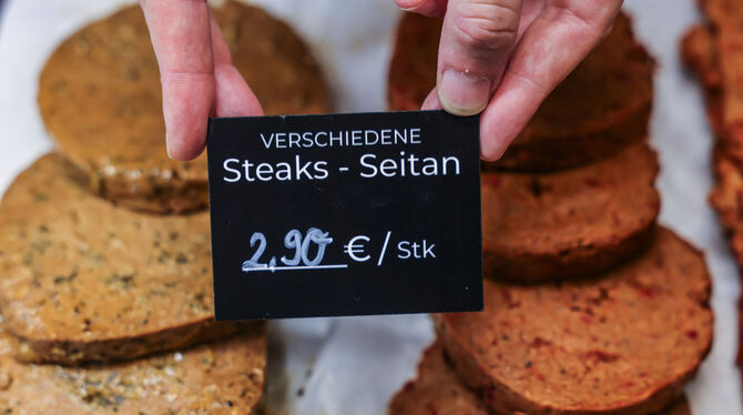 Steaks aus Saitan liegen in der Veganen Metzgerei in der Auslage.