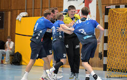 Tim Hafner, Paul Prinz, Christopher Rix und Fynn Hofele (von links) feiern Torhüter Felix Maar.