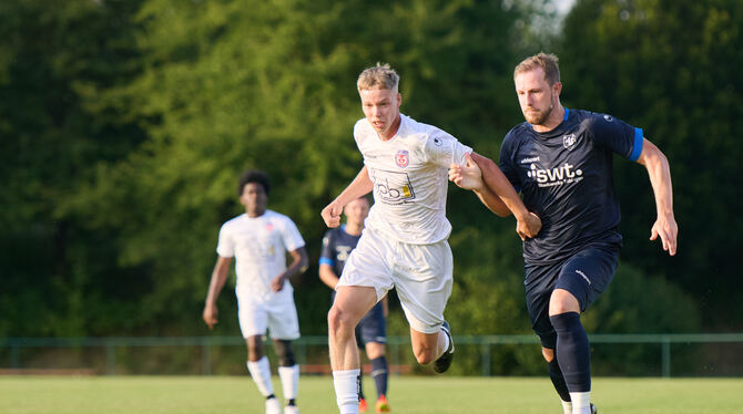 TSV Gomaringen; SV Pfrondorf, Bezirksliga Hat derzeit als Spieler, Trainer und Abteilungsleiter eine Dreifach-Belastung beim SV Pfrondorf: Daniel Schreier (rechts).