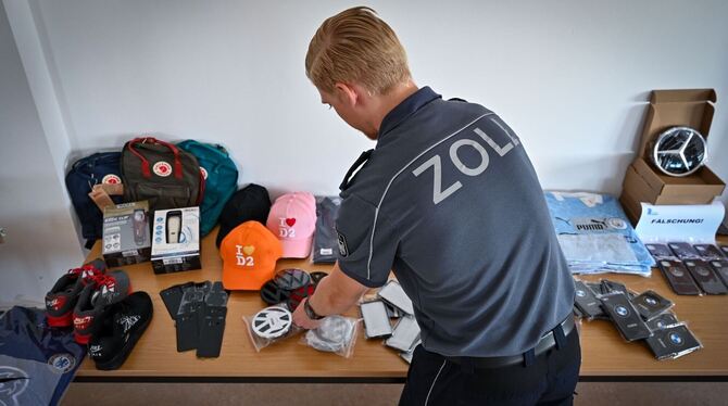 Zoll stellt Fälschungen sicher Zoll stellt Fälschungen sicher