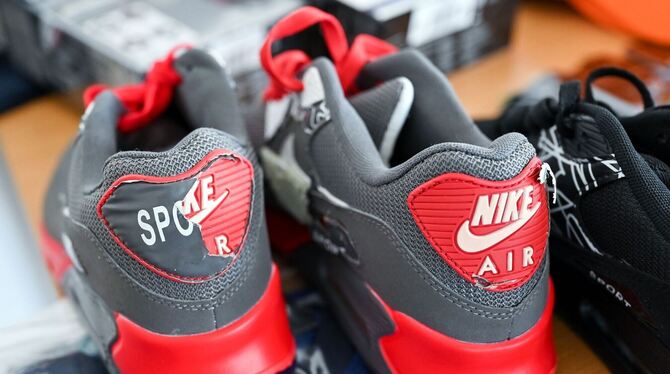 Zoll stellt Fälschungen sicher Zoll stellt Fälschungen sicher