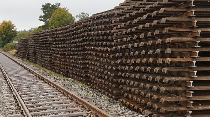 Beim Bahnübergang Lerchenhof in Münsingen lagern die Schwellen samt Schienen.