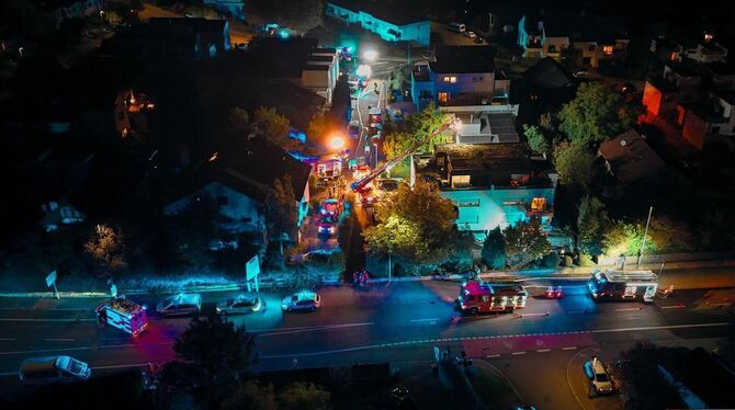 Feuerwehr, Einsatz, Löscharbeiten, Reutlingen, Kurt-Schumacher-Straße Am Mittwochabend rückte die Reutlinger Feuerwehr zu einem Brand eines Mehrfamilienhauses in der Kurt-Schmacher-Straße aus.