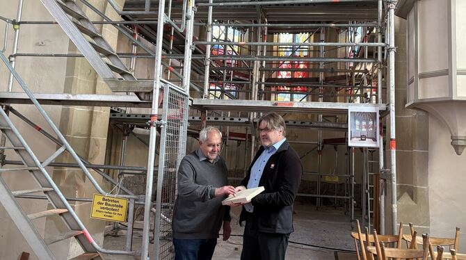 Kirchensanierung Günter Braun und Architekt Dieter Schmid zeigen den Waldenbucher Sandstein, mit dem der Boden im Chor ausgelegt werden soll.