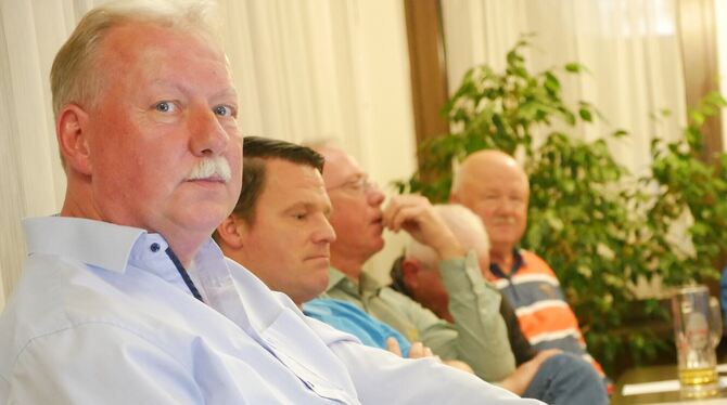 Eningen TSV Rainer Hawel (links) ist Vereinsvorsitzender und Macher beim TSV in Eningen, gerne würde er kürzertreten.