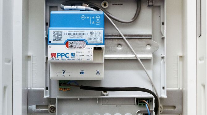 Smart Meter hängt in einem Schaltkasten