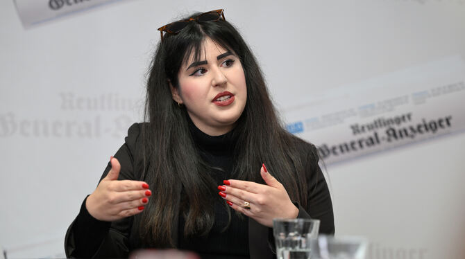 Die Linken-Spitzenkandidatin Mersedeh Ghazaei betont im GEA-Redaktionsgespräch ihren Einsatz für mehr soziale Gerechtigkeit.