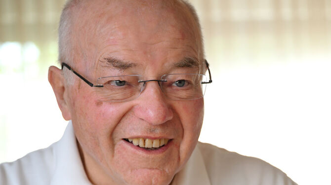 Paul Mohl, Tag der Sicherheit, DRK, Reutlingen Paul Mohl ist immer noch mit großem Eifer beim DRK Reutlingen dabei. Hier im Gespräch mit dem GEA.