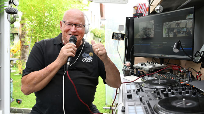 DeeJay Ossi auf Sendung: Der 71-Jährige schickt vom Pavillon in seinem Garten aus per Live-Stream Party-Vibes in alle Welt.