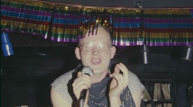 Im Schneidersitz hinter den Plattentellern: Ossi in seinen Anfangsjahren als DJ Anfang der 1980er-Jahre im Billys Inn in Reutlin