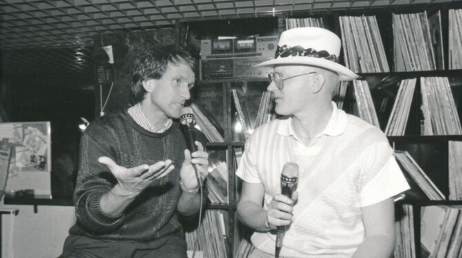 Ossi (rechts) interviewt im Atrium einen Spieler des VfB Stuttgart.