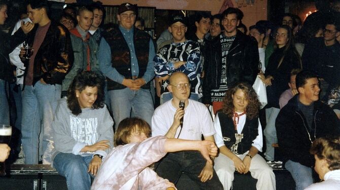 Die Berliner Schnauze festigte seinen Ruf: DJ Ossi umringt von Fans 1987 im Reutlinger Atrium.
