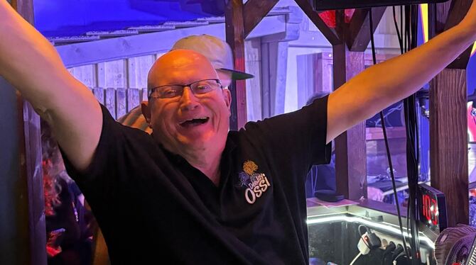 Seit neuestem tritt DeeJay Ossi kürzer: im Almrausch.