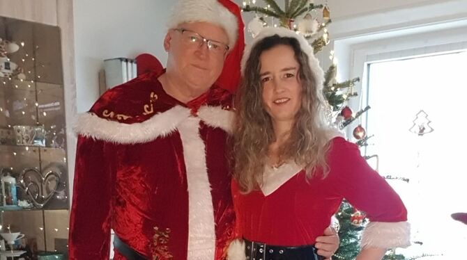 DeeJay Ossi mit seiner Frau Carmen Oswald zuhause in Betzingen im Weihnachts-Part-Outfit.