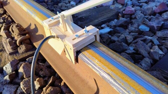 Ammertalbahn, Bahngleis Mit einer Holzkonstruktion und Schmiermittel werden die Gleise der Ammertalbahn in Schuss gehalten. Ob die Maßnahme gegen Trocke