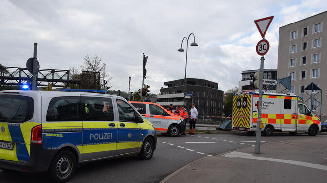 Einsatzkräfte Während die Polizei die Brücke absperrt und sich bemüht, die Frau von ihrem Vorhaben abzuhalten, halten sich Rettungskräfte bere