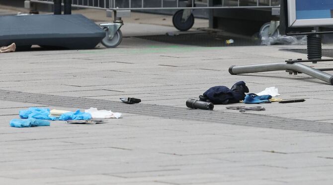 Polizei schießt auf belebter Einkaufstraße auf bewaffneten Mann