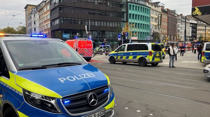 Polizei schießt auf belebter Einkaufstraße auf bewaffneten Mann