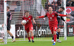 Yannick Toth (rechts) jubelt in den letzten drei Spielen über jeweils ein Tor. Teamkollege Tom Ruzicka freut sich mit.