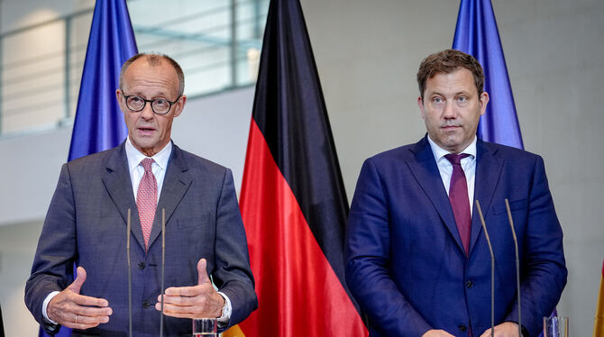 lbn, brb, Friedrich Merz, Lars Klingbeil, Bundesregierung, Auto, Industrie Bundeskanzler Friedrich Merz (CDU,l) und Lars Klingbeil (SPD), Bundesminister der Finanzen, Vizekanzler und SPD-Bundesvorsitzen