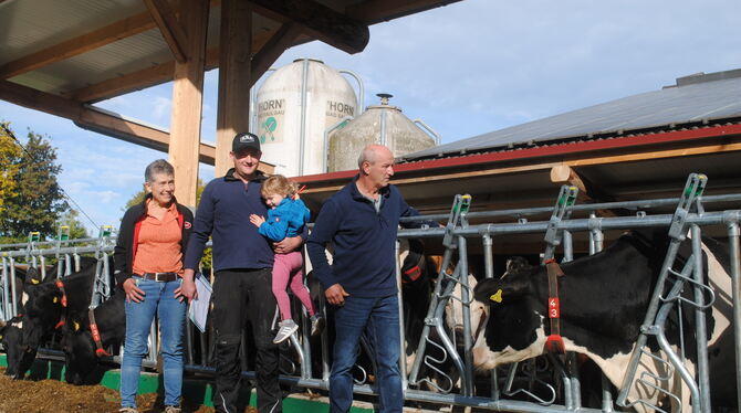 Die Familie Fritz öffnet am Sonntag ihre Tore zur gläsernen Produktion auf dem Finkhof in Pfullingen. FOTO: JENATSCHKE Die Familie Fritz öffnet am Sonntag ihre Tore zur gläsernen Produktion auf dem Finkhof in Pfullingen. FOTO: JENATSCHKE