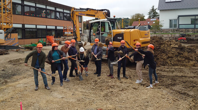 Bauleiter Daniel Brändle (von links), die Gemeinderäte Bärbel Stotz und Thomas Weibler, Hausmeister Stefan Wahl, Architektin Jul