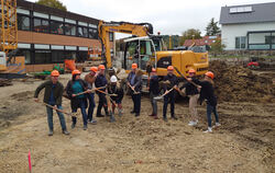 Bauleiter Daniel Brändle (von links), die Gemeinderäte Bärbel Stotz und Thomas Weibler, Hausmeister Stefan Wahl, Architektin Jul