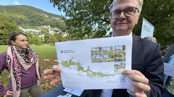 Bürgermeister Elmar Rebmann zeigte noch vor einer Woche den Plan für den neuen Musikpavillon, der in dieser Ellipsenform so geba