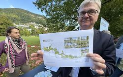 Bürgermeister Elmar Rebmann zeigte noch vor einer Woche den Plan für den neuen Musikpavillon, der in dieser Ellipsenform so geba