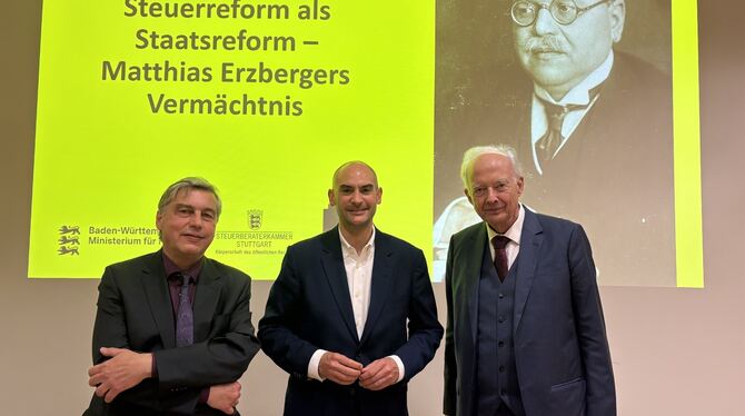 Geschichte Würdigten Matthias Erzberger als Schlüsselfigur in der deutschen Geschichte: Wolfram Pyta (von links), Danyal Bayaz und Paul Kir