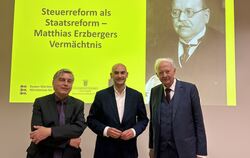 Würdigten Matthias Erzberger als Schlüsselfigur in der deutschen Geschichte: Wolfram Pyta (von links), Danyal Bayaz und Paul Kir