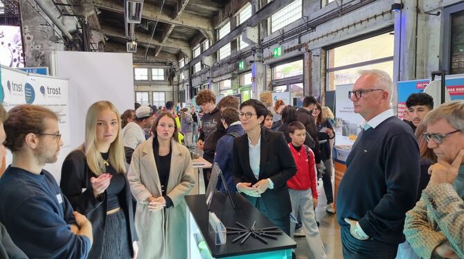 Der Azubi-Tag in der Motorworld stieß bei Jugendlichen auf reges Interesse. Oft kamen sie mit gleichaltrigen Auszubildenden ins