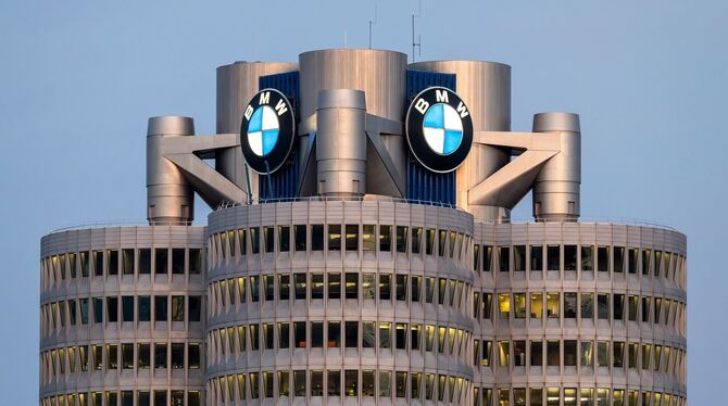 BMW Konzernzentrale mit BMW Logo BMW Konzernzentrale mit BMW Logo