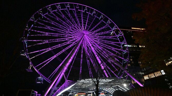 Beleuchtungsaktion in Pink zum Weltmädchentag