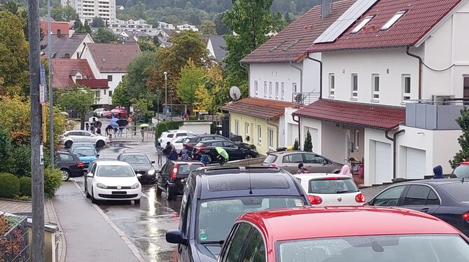 Eltern-Taxis sind ein Problem: Viele Eltern bringen ihre Kinder mit dem Auto zur Schule, parken teilweise auf den Gehwegen und i